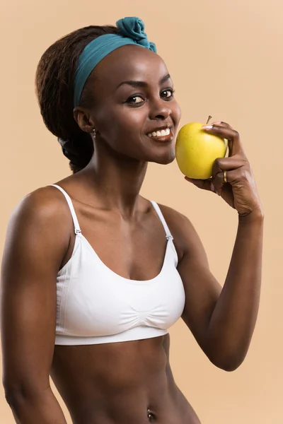 Sportowy kobieta gospodarstwo jabłko — Zdjęcie stockowe