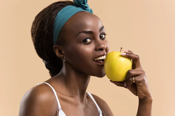 スポーティな女性食用リンゴ — ストック写真