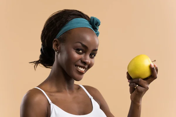 Deportiva mujer sosteniendo manzana — Foto de Stock