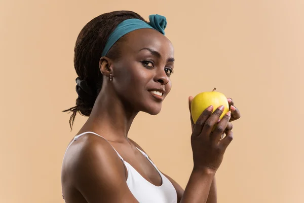 Deportiva mujer sosteniendo manzana — Foto de Stock