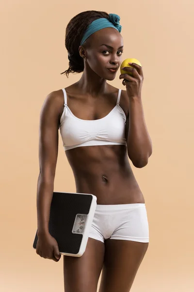 苹果和体重秤的女人 — 图库照片