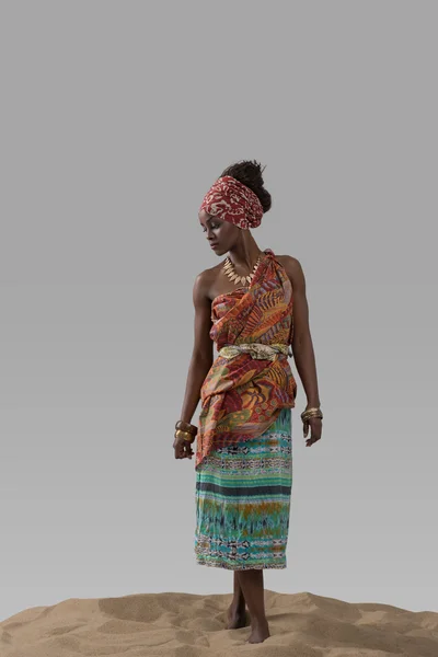 砂の上に立っているアフリカの女性 — ストック写真