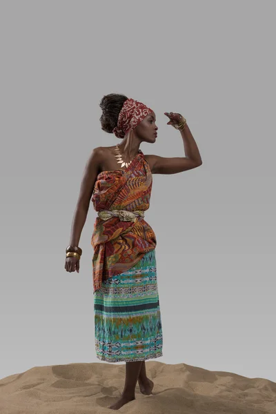 Mujer de moda africana de pie sobre la arena — Foto de Stock