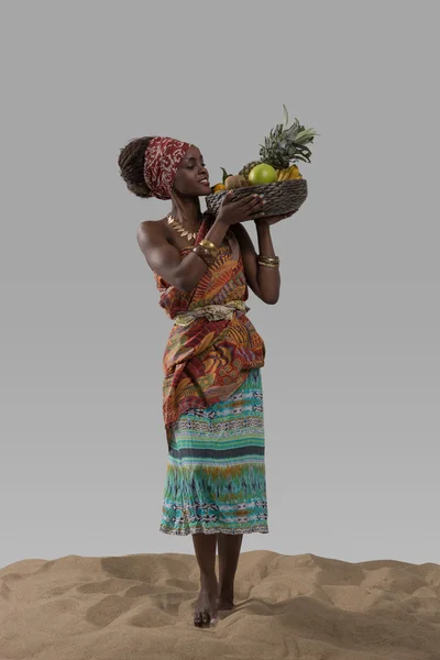 Mulher africana carregando frutas — Fotografia de Stock