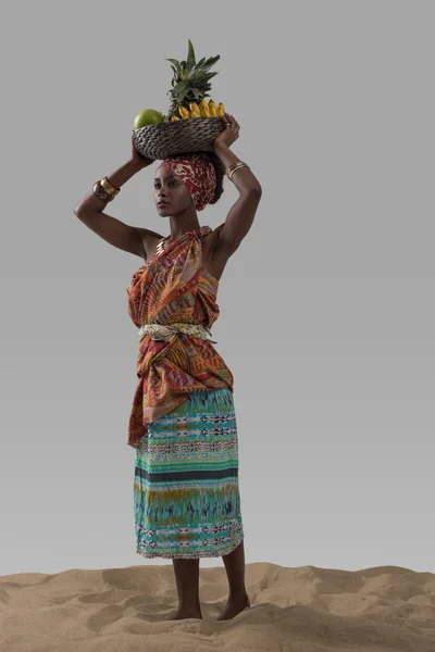 Mujer africana llevando frutas — Foto de Stock