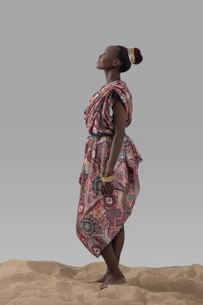 Mujer de moda africana de pie sobre la arena — Foto de Stock