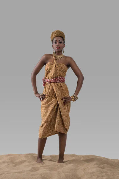 Mulher de moda africana em pé na areia — Fotografia de Stock
