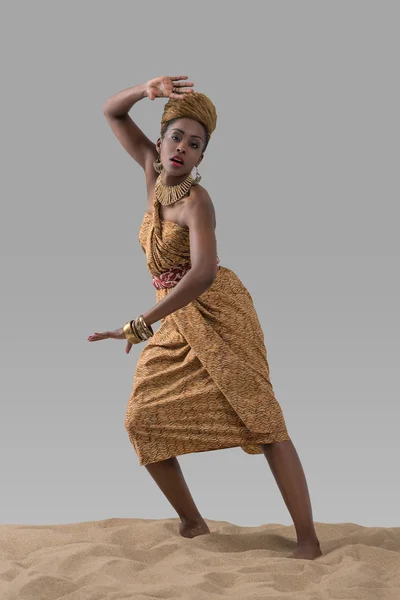 Afrikaanse fashion vrouw permanent op zand — Stockfoto