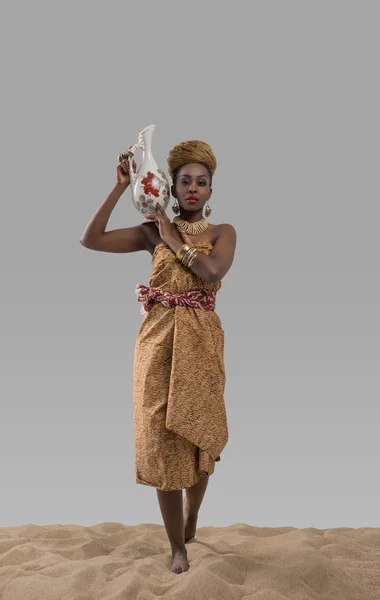Mujer africana llevando jarra con agua — Foto de Stock