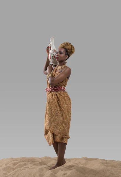 물 주전자를 들고 아프리카 여자 — 스톡 사진