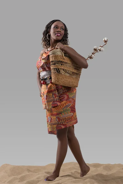 African woman carrying basket with cotton — Stock Photo, Image