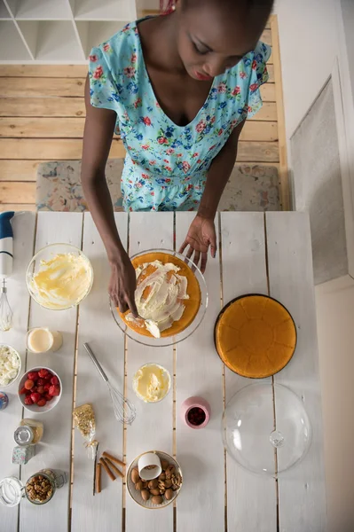 Donna africana torta di cottura — Foto Stock