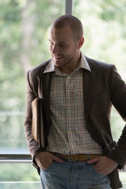 İşadamı pencere ayakta