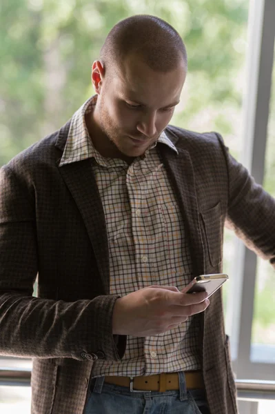 Uomo d'affari che scrive al telefono — Foto Stock