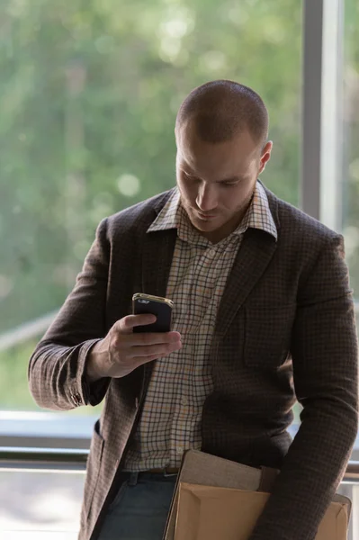 Uomo d'affari che scrive al telefono — Foto Stock