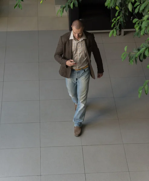 Hombre de negocios exitoso sosteniendo el teléfono móvil — Foto de Stock