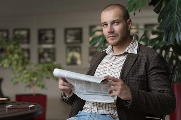 Affärsman läsa tidningen — Stockfoto