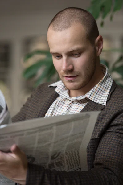 Geschäftsmann liest Zeitung — Stockfoto