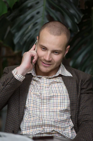 Businessman talking on mobile phone — Stock Photo, Image