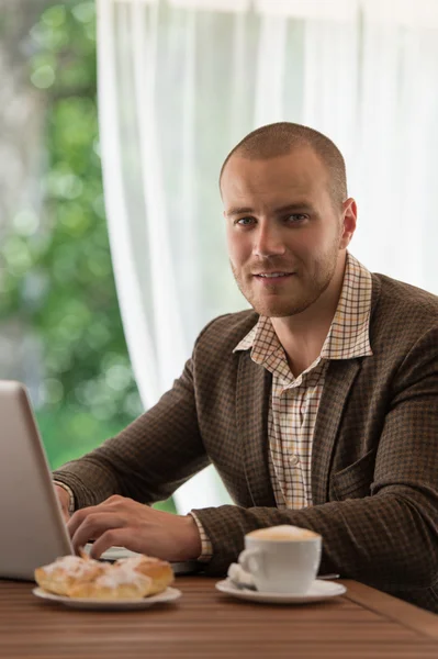 Affärsman som arbetar på laptop i caféet — Stockfoto