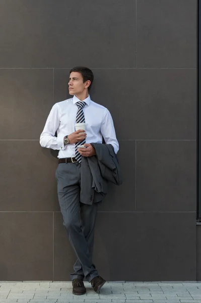 Uomo d'affari con caffè utilizzando il telefono cellulare — Foto Stock