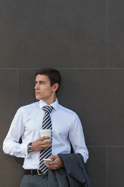 Geschäftsmann mit Kaffee per Handy — Stockfoto