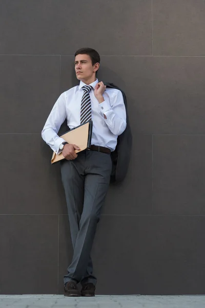 Επιχειρηματίας φορώντας κοστούμι με έγγραφα — Φωτογραφία Αρχείου