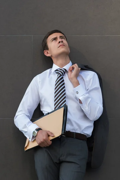 Thoughtful businessman holding documents — Stock Photo, Image