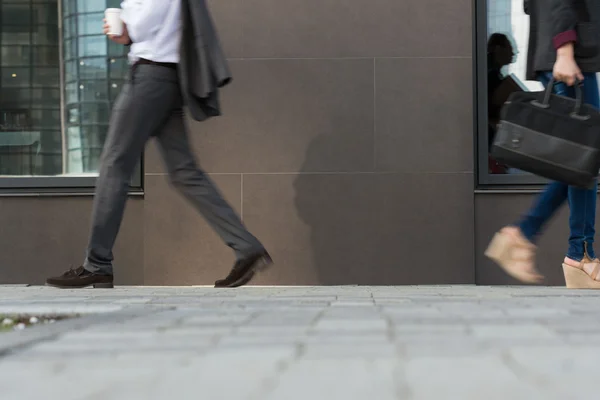 Бизнесмены, идущие по улице — стоковое фото