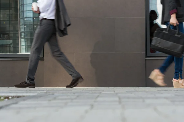 Des hommes d'affaires marchant dans la rue — Photo