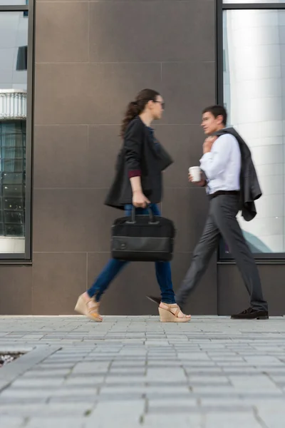 Företagare som går på gatan — Stockfoto