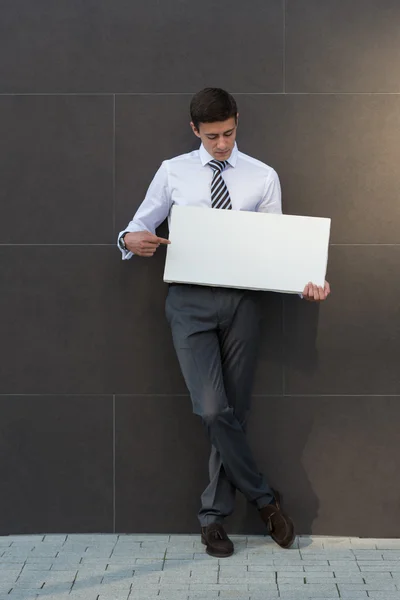 Geschäftsmann zeigt leeres Schild — Stockfoto