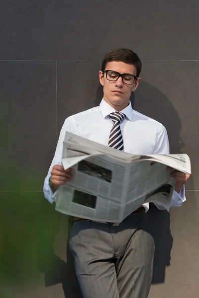 Empresario leyendo periódico — Foto de Stock