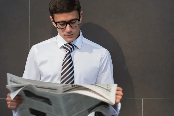 Empresario leyendo periódico — Foto de Stock