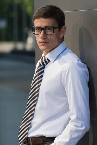 Geschäftsmann mit Brille auf der Straße — Stockfoto