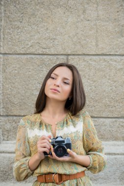 Retro film kamera kadınla