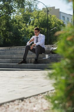 İyi giyimli işadamı Sigara