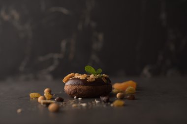 Kuru meyve ile çikolatalı çörek