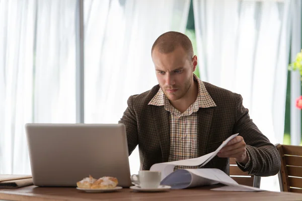 Empresario trabajando con planos — Foto de Stock