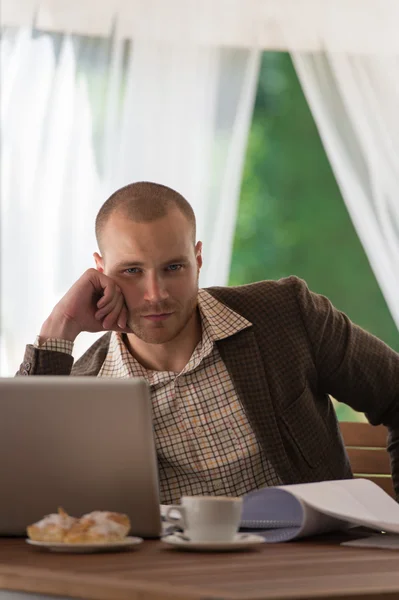 Empresario trabajando con planos — Foto de Stock