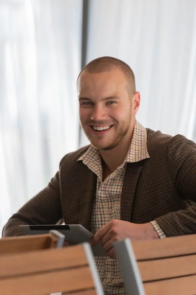 Zakenman met tablet computer — Stockfoto