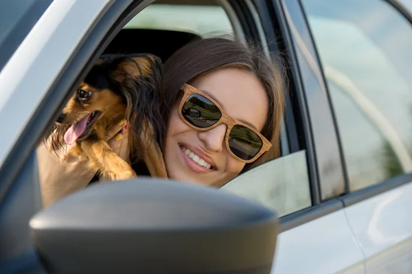 Woman and dog in car — Stock Photo, Image