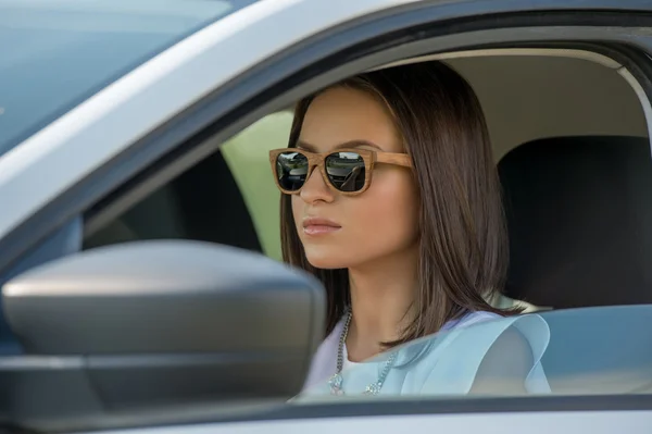 Κοπέλα φορώντας γυαλιά ηλίου οδήγηση αυτοκινήτου — Φωτογραφία Αρχείου