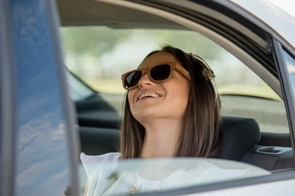 Flicka lyssnar musik i bilen. — Stockfoto