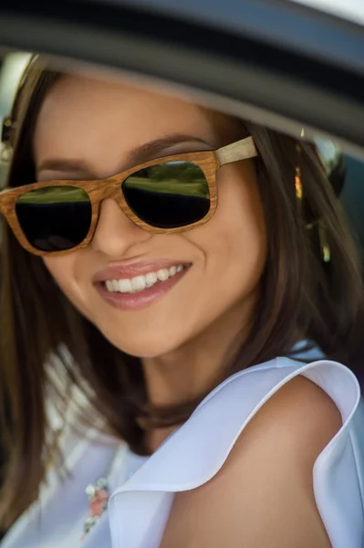 Girl listening music in car — Stock Photo, Image