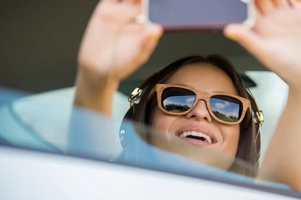 Souriant adolescent fille prendre selfie — Photo