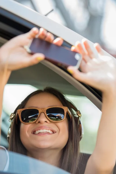 Sorridente adolescente che prende selfie — Foto Stock