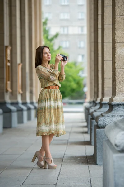 Ragazza che fa foto con macchina fotografica retrò — Foto Stock