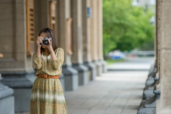 Chica haciendo foto con cámara retro — Foto de Stock