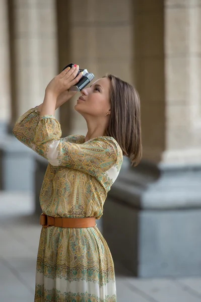 Dziewczyna co zdjęcie aparatem retro — Zdjęcie stockowe